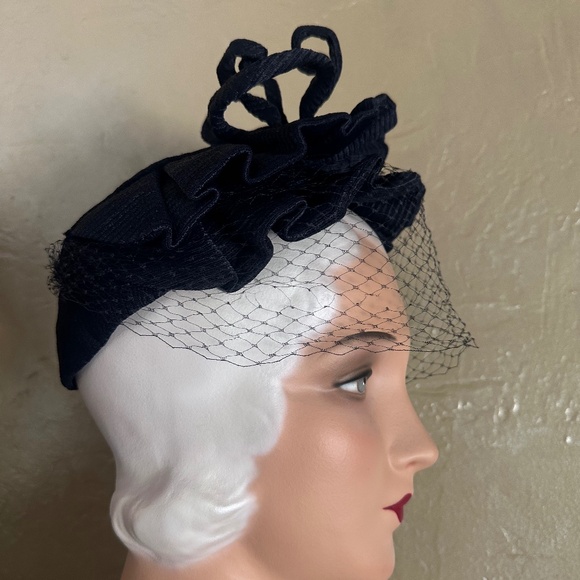 ALLURING 1940s\' NAVY FABRIC HAT - PLEATED TRIM - WIRED CURLS - HALF VEIL main image 9